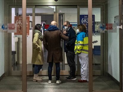 Dos pacientes atendidos a su llegada al Punto de Atención Continuada de Pirámides, en la ciudad de Madrid.