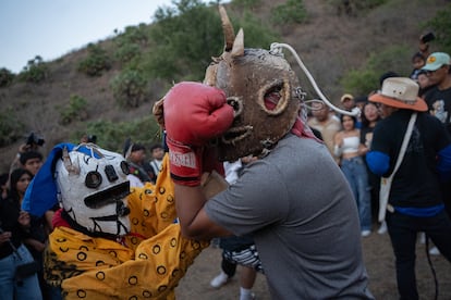 La creencia es que entre mejores y más peleas se den entre los participantes las lluvias abundarán en el territorio. 
