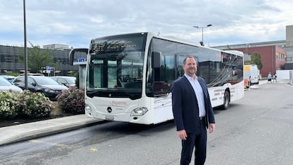 Philippe Pillonel, suizo de 44 años y participante en el programa 'Un mes sin mi coche', ante un autobús urbano.