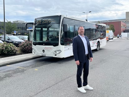 Philippe Pillonel, suizo de 44 años y participante en el programa 'Un mes sin mi coche', ante un autobús urbano.