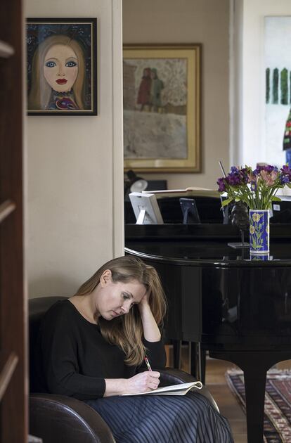 La escritora, en el salón de su casa a las afueras de París, donde lleva viviendo cuatro años.