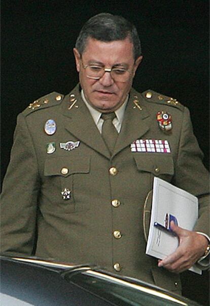 El general Mena Aguado, a su salida de la sede del Ministerio de Defensa.