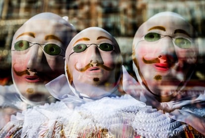 Exposición múltiple que muestra al tradicional personaje de carnaval "Gilles" por las calles de Binche (Bélgica).