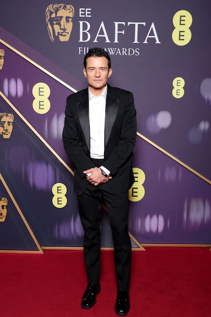 Orlando Bloom, también en blanco y negro para presentar uno de los premios de la noche.