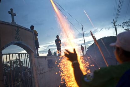 Lanzamientos de fuegos artificiales durante las fiestas patronales en Managua (Nicaragua).