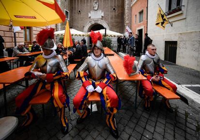 Tres reclutas esperan sentados el comienzo de la ceremonia.