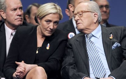 Marine Le Pen e seu pai, Jean-Marie Le Pen, em 2011.