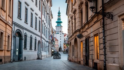 Una calle en el casco antiguo de Bratislava, capital de Eslovaquia, que conduce hacia la Puerta de San Miguel, una torre medieval y una de las puertas de la ciudad más antiguas que se conservan.
