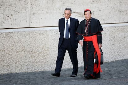 El cardenal mexicano Norberto Rivera (derecha).