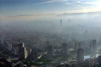 Vista de Barcelona en mayo de 2005 cubierta por la contaminación.