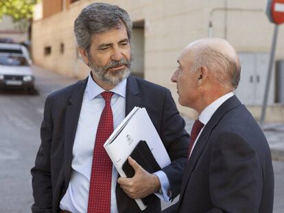  El presidente del Tribunal Supremo y del Consejo General del Poder Judicial, Carlos Lesmes, conversa con el presidente del Tribunal Superior de Justicia de Castilla-La Mancha, Vicente Rouco. 