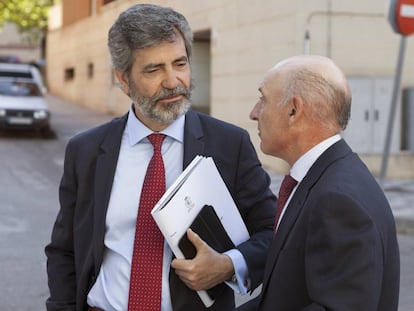  El presidente del Tribunal Supremo y del Consejo General del Poder Judicial, Carlos Lesmes, conversa con el presidente del Tribunal Superior de Justicia de Castilla-La Mancha, Vicente Rouco. 