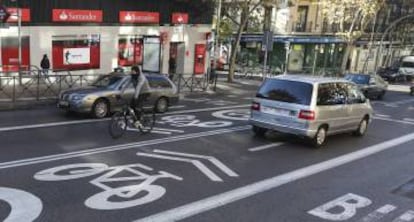 Una bici circula por la calle de Alcalá, limitada a 30 kilómetros por hora.