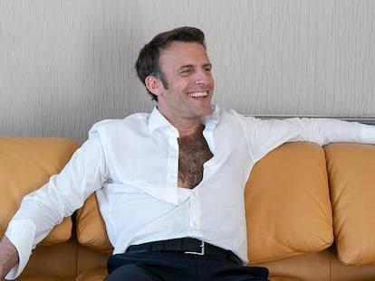 Macron «descamisado»: la narrativa del pelo en pecho y el verdadero significado de una camisa abierta en Francia