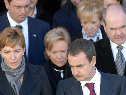 Zapatero y otros dirigentes, en el entierro de Alfonso Perales