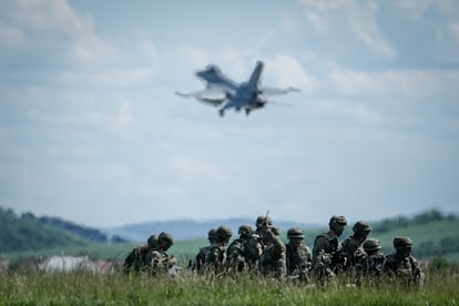 Soldados españoles durante unas maniobras de la OTAN en la base aérea 71 de Campia Turzii (Rumania), el 14 de mayo.