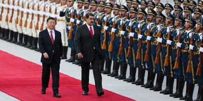 Nicolas Maduro y su homólogo chino, Xi Jinping, caminando durante la ceremonia de bienvenida en Pekín.