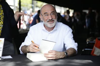 El escritor Fernando Aramburu firmando libros en el Sant Jordi de 2017.