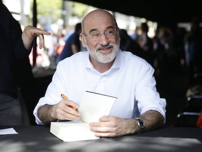 El escritor Fernando Aramburu firmando libros en el Sant Jordi de 2017.