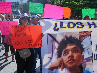 Familiares y amigos de los jóvenes desaparecidos durante una manifiestación en la carretera México-Acapulco, el pasado 5 de septiembre.