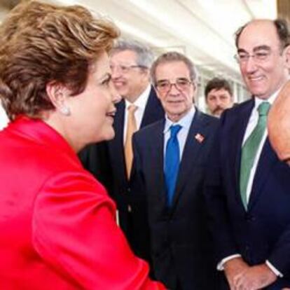 La presidenta de Brasil, Dilma Rousseff, saluda a Emilio Botín (presidente de Santander), en presencia de César Alierta (presidente de Telefónica), Ignacio Sánchez Galán (presidente de Iberdrola) y Antonio Brufau (presidente de Repsol)