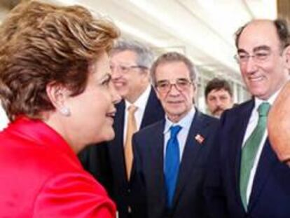 La presidenta de Brasil, Dilma Rousseff, saluda a Emilio Botín (presidente de Santander), en presencia de César Alierta (presidente de Telefónica), Ignacio Sánchez Galán (presidente de Iberdrola) y Antonio Brufau (presidente de Repsol)