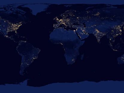 Imagen compuesta del planeta iluminado en octubre de 2012, inicio del estudio.