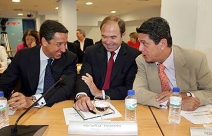 De izquierda a derecha, Eduardo Zaplana, Pío García Escudero y Federico Trillo, en la reunión del PP.
/ GORKA LEJARCEGI