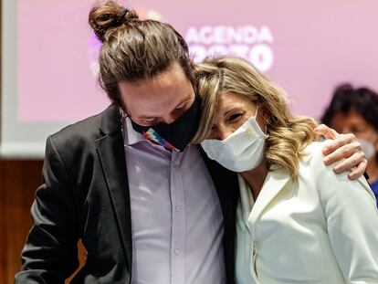 Pablo Iglesias y Yolanda Díaz se abrazan tras la salida del Gobierno del exlíder de Podemos, el pasado marzo de 2021.