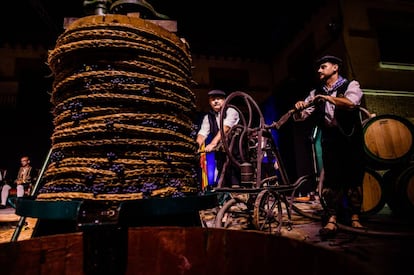 Corría el año 72 cuando un grupo de bodegueros de esta localidad murciana con su propia denominación de origen empezó a animar a las peñas y asociaciones de agricultores para realizar una serie de actos alrededor de la cultura del vino. La tradición del cultivo de la vid, asentada en la región desde los griegos y heredada por romanos, fue declarada fiesta de interés turístico regional y se celebra con más de 30 actos. En esos días (este año del 9 al 18 de agosto) también se inaugura la llamada Fuente del Vino, se hace una ofrenda de uvas e incluso se involucra a los niños (a través del mosto, sin alcohol), que tienen su propia cabalgata infantil. Más información: <a href="https://www.fiestadelavendimia.com/" target="_blank">fiestadelavendimia.com</a>