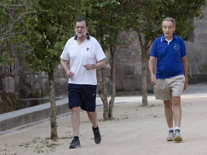 Rajoy corre con José Benito Suárez, presidente de la Autoridad Portuaria de Marín y marido de Ana Pastor, este viernes en la Ruta da Pedra e da Auga en Ribadumia (Pontevedra).