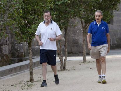 Rajoy corre con Jos&eacute; Benito Su&aacute;rez, presidente de la Autoridad Portuaria de Mar&iacute;n y marido de Ana Pastor, este viernes en la Ruta da Pedra e da Auga en Ribadumia (Pontevedra).