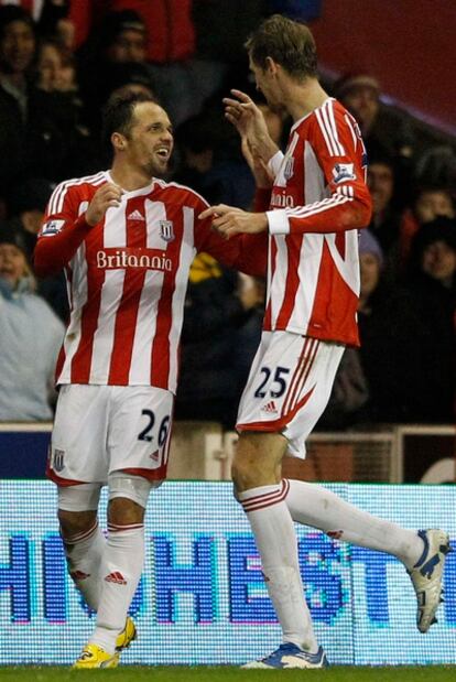 Crouch y Etherington celebran uno de los goles del Stoke contra el Tottenham.
