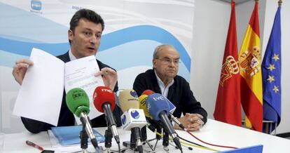 Calixto Ayesa (a la derecha), en 2009, junto al entonces diputado popular Santiago Cervera.