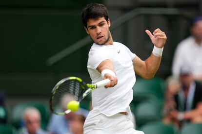 Carlos Alcaraz durante el partido ante Holger Rune en los cuartos de final de Wimbledon, este miércoles.