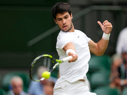 Carlos Alcaraz durante el partido ante Holger Rune en los cuartos de final de Wimbledon, este miércoles.