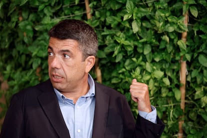 El presidente de la Generalitat, Carlos Mazón, el 5 de agosto, tras recibir la tradicional 'alfàbega'0 que el Ayuntamiento de Bétera (València) entrega con motivo de las Fiestas de Agosto.