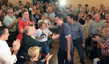 El candidato a la secretaría general del PSOE Eduardo Madina, por delante de Mikel Torres.