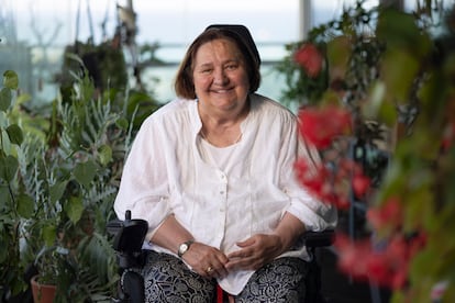 Rosana Torres, Premio Nacional de Periodismo Cultural 2025, fotografiada en su apartamento en Barcelona.