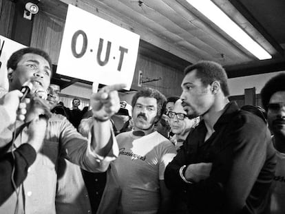Muhammad Ali en Nueva York, en 1976, respondiendo a los periodistas.