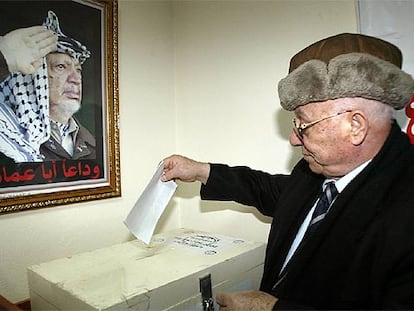 El primer ministro palestino, Ahmed Qurei, deposita su voto en Abu Dis, en Cisjordania.