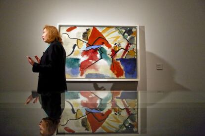 Angela Lampe, comisaria de la exposición, junto a la obra 'Impression V', 1911, de Vassily Kandinsky.