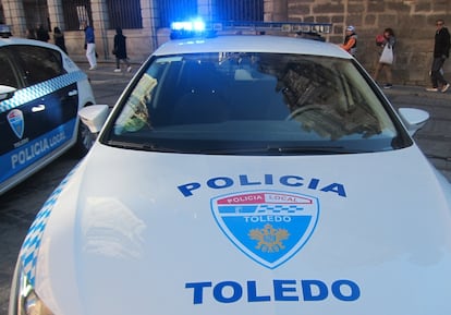 Un coche patrulla de la Policía Local de Toledo, en una calle de la ciudad en febrero de 2020.