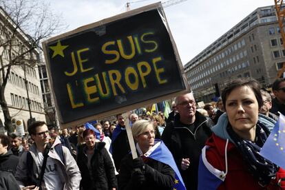 Una mujer sostiene un cartel que dice "Yo soy Europa" durante un mitin en Berlín (Alemania).