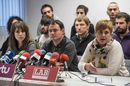 Representantes de Ernai, Sortu y LAB, de izquierda a derecha, en la rueda de prensa de Bilbao.