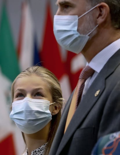 La princesa de Asturias, Leonor de Borbón, observa a su padre, el rey Felipe VI, durante la audiencia celebrada con los ganadores de esta edición de los premios.