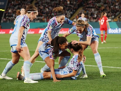 Las jugadoras de la selección española celebran un gol ante Suiza.