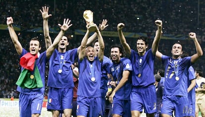 Del Piero levanta la Copa del Mundo en el Mundial de Alemania 2006.