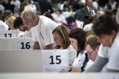 Autoridades realizan el conteo de votos del referéndum en Aberdeen, Escocia (Reino Unido)