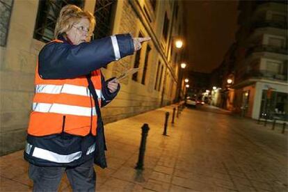 La serena Blanca Alonso, <i>armada</i> únicamente con un emisor-receptor, consulta su hoja de ruta durante su primera ronda nocturna.